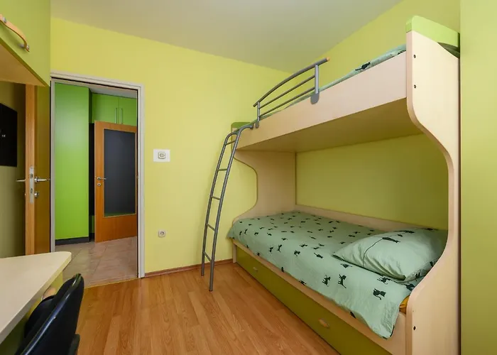 Apartment Near The Town Center Aja