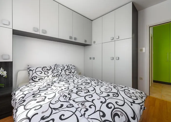 Apartment Near The Town Center Aja