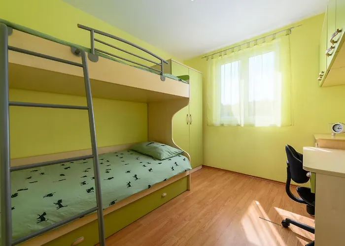 Apartment Near The Town Center Aja